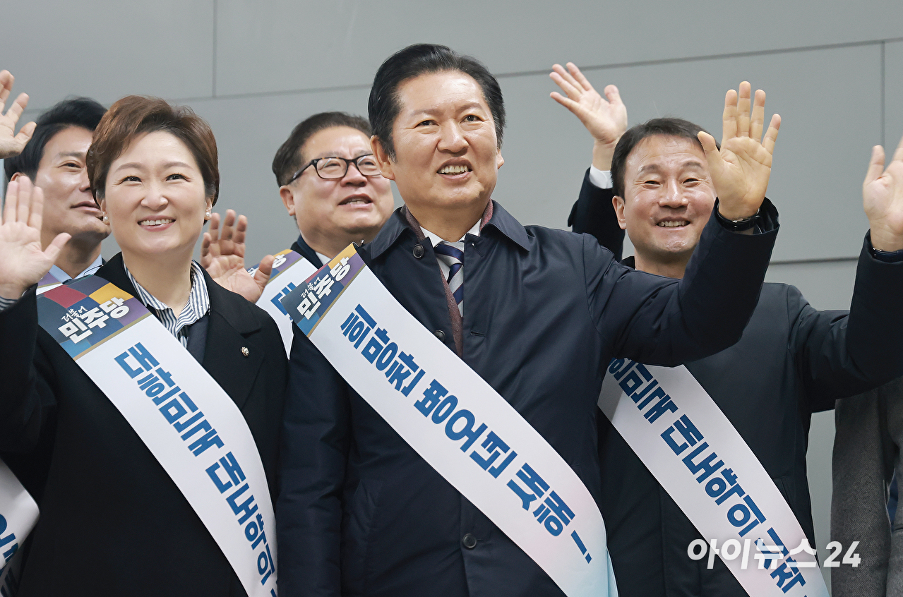 더불어민주당 정청래 대표와 한병도 원내대표를 비롯한 지도부가 13일 서울 용산역에서 귀성 인사를 하고 있다. [사진=곽영래 기자]