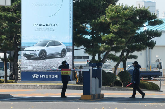 김민석 국무총리와 마크 카니 캐나다 총리가 경남 거제 한화오션 거제조선소에서 장영실함을 시찰하고 있다. 앞줄 왼쪽부터 데이비드 맥귄티 캐나다 국방장관, 김 총리, 카니 총리, 김동관 한화그룹 부회장. [사진=연합뉴스]