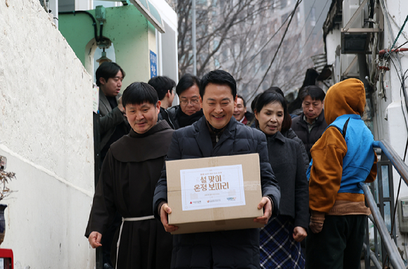 국민의힘 장동혁 대표가 13일 서울 중구 쪽방촌에서 주민에게 설맞이 선물을 전달하기 위해 이동하고 있다. 2026.2.13 [공동취재] [사진=연합뉴스]