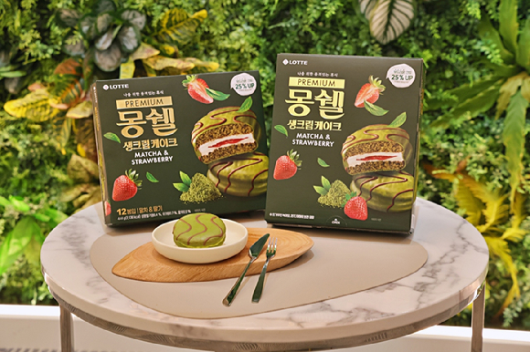 프리미엄 몽쉘 말차&딸기. [사진=롯데웰푸드]