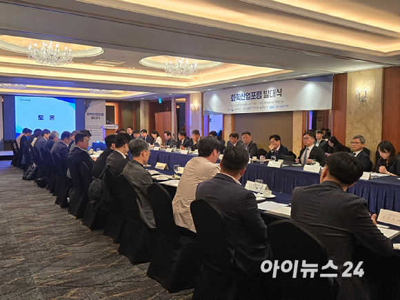 정찬화 화학산업포럼 공동위원장(한국화학공학회 회장/왼쪽 네번째) 15일 서울 중구 롯데호텔에서 진행된 화학산업포럼 발대식에서 발언하고 있다. [사진=최란 기자]