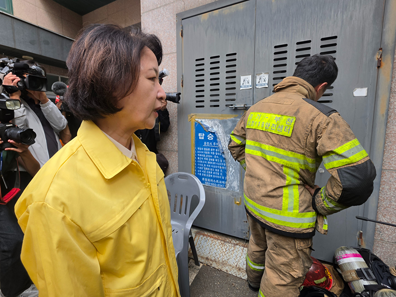추미애 경기도지사가 16일 경기 부천시 한 금속 도장공장 화재 현장에서 동료 부상으로 슬퍼하는 소방대원을 위로하고 있다. 2026.10.16 [사진=연합뉴스]