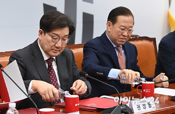 권영세 국민의힘 비상대책위원장와 권성동 원내대표가 27일 서울 여의도 국회에서 열린 비상대책위원회의에서 머그컵을 이용해 물을 마시고 있다. [사진=곽영래 기자]