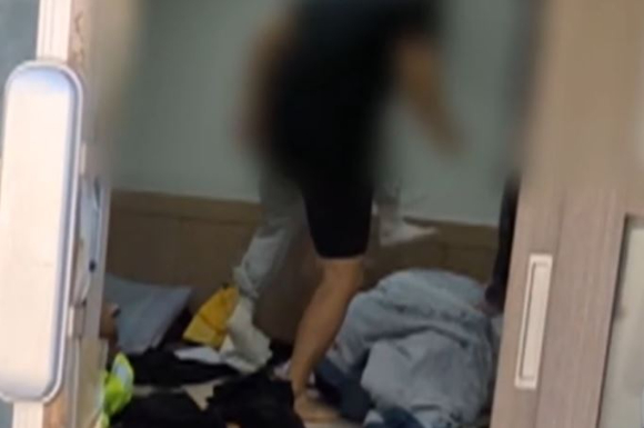 강원 속초경찰서는 양양군청 소속 7급 공무원 A씨를 직장 내 괴롭힘 등 혐의로 처벌해 달라는 환경미화원 3명의 고소장을 접수했다. 사진은 해당 공무원으로 추정되는 인물. [사진=MBC 보도화면 캡처]