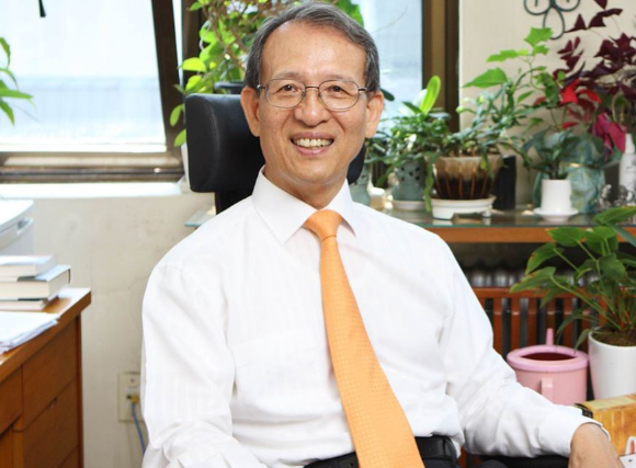 이준구 서울대 경제학부 명예교수가 내란죄 혐의를 부인하고 있는 윤석열 대통령을 향해 "어떻게 저리도 뻔뻔스러울 수 있느냐"고 맹비판했다. [사진=이준구 교수 홈페이지 캡처]