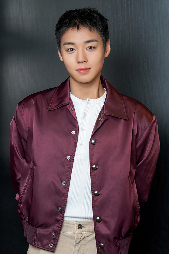 배우 박지훈이 영화 '왕과 사는 남자' 인터뷰에 앞서 포즈를 취하고 있다. [사진=(주)쇼박스]