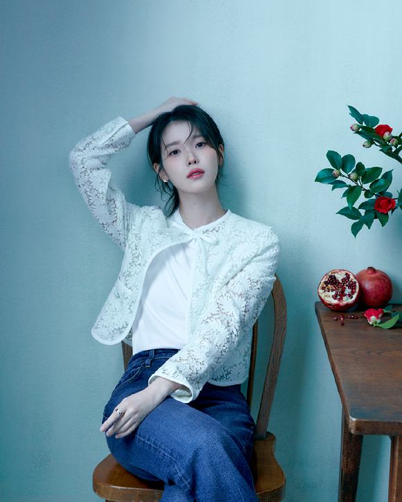 [창간21년]⑮ &apos;최고의 드라마 배우·커플 2관왕&apos; 아이유 &quot;2025년은 온통 &apos;폭싹&apos;&quot;(인터뷰)