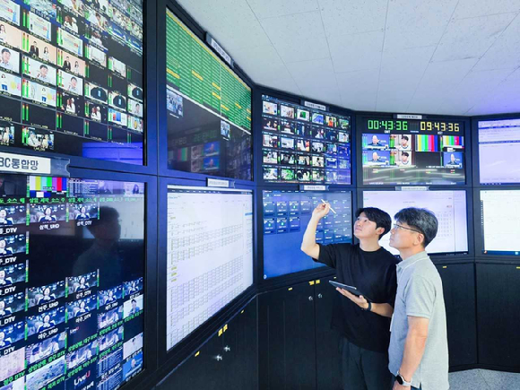 LG유플러스 임직원이 IPTV 서비스 상황을 점검하는 모습. [사진=LGU+]