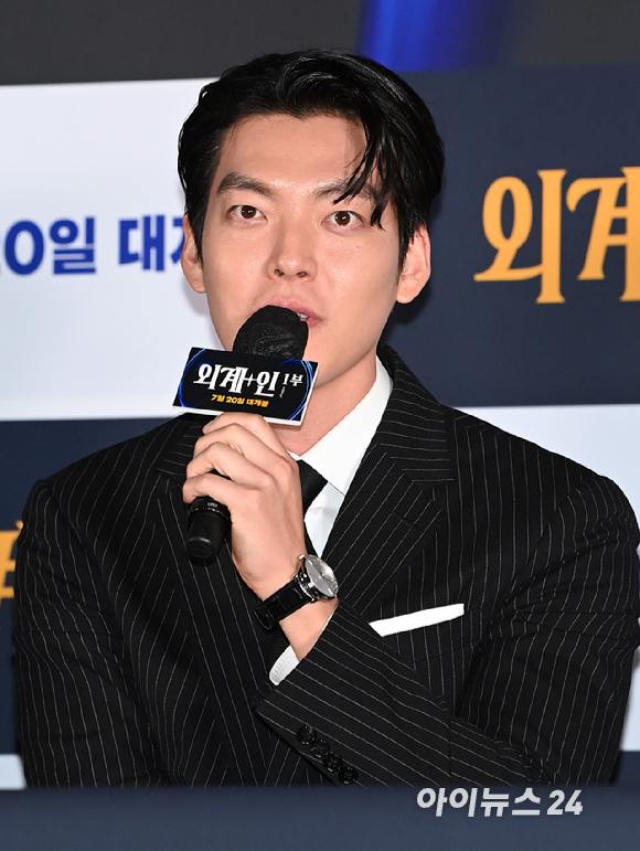 배우 김우빈이 10일 오전 서울 영등포구 문래동 프로보크 서울에서 열린 넷플릭스 오리지널 '택배기사' 제작발표회에 참석하고 있다. [사진=정소희 기자]