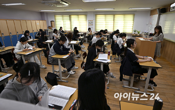 2025학년도 대학수학능력시험 6월 모의평가가 열린 4일 서울 여의도여자고등학교에서 고등학교 3학년 수험생들이 1교시 국어 영역 시험 시작을 기다리고 있다. [사진=사진공동취재단]
