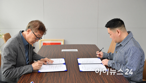 아이뉴스24 이창호 대표이사(완쪽)와 아스펙트이엔티 장용혁 대표가 1일 오후 서울 영등포구 아이뉴스24 사옥에서 아이뉴스24와 아스펙트이엔티 업무협약식(MOU)을 갖고 있다.이번 업무협약식은 아이뉴스24와 아스펙트이엔티가 문화 콘텐츠 사업, 지자체 행사, 공간 기반 콘텐츠 사업 등 다양한 프로젝트를 공동 추진하기 위하여 상호 협력 관계를 구축하는 것을 목적으로 이루어졌다. [사진=곽영래 기자]