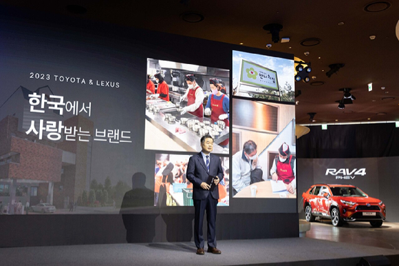 콘야마 마나부 한국토요타자동차 사장이 서울 잠실 롯데월드몰에 위치한 커넥트투에서 열린 기자간담회에서 전동화 전략 등 올해 사업 계획을 발표하고 있다. [사진=한국토요타자동차]