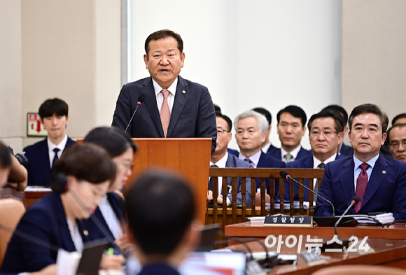 이상민 행정안전부 장관이 11일 오전 서울 여의도 국회에서 열린 행정안전위원회 전체회의에서 업무보고를 하고 있다. [사진=곽영래 기자]