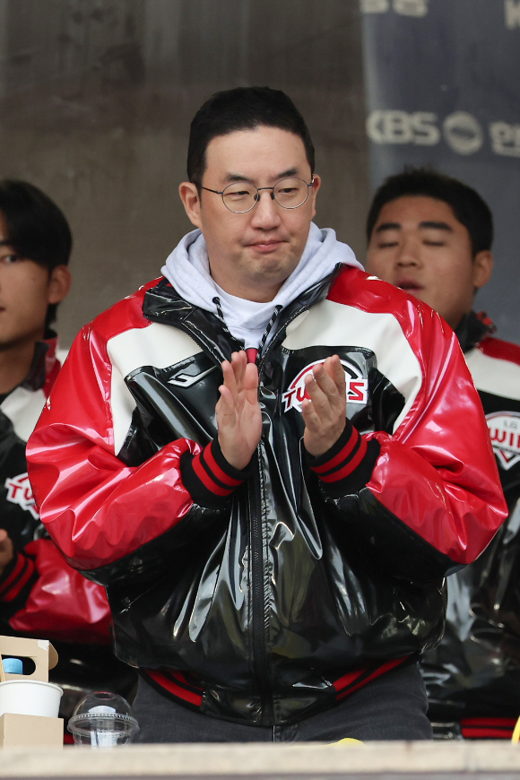 이재명 대통령이 지난 1일 용산 대통령실에서 샘 올트먼 오픈AI CEO와의 접견에 앞서 참석자들과 기념촬영을 하는 모습. (왼쪽부터)김용범 정책실장, 김정관 산업부 장관, 이재용 삼성전자 회장, 샘 올트먼 오픈AI CEO, 이재명 대통령, 최태원 SK그룹 회장, 배경훈 과기부 장관, 강훈식 비서실장. [사진=연합뉴스]