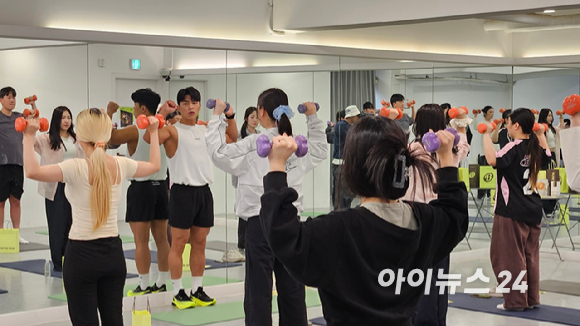 21일 서울 강남구의 한 연습실에서 열린 CJ올리브영 '올리브 클래스'에서 보디빌더 겸 방송인 마선호의 일일 퍼스널 트레이닝이 진행되고 있다. [사진=진광찬 기자]