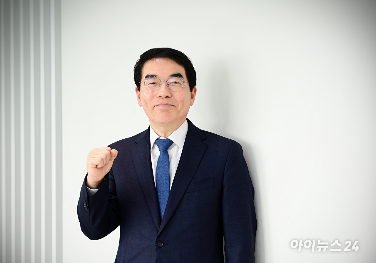 경기도지사 출마를 선언한 양기대 전 더불어민주당 의원이 29일 서울 영등포구 아이뉴스24에서 진행된 인터뷰에 앞서 포즈를 취하고 있다. [사진=정소희 기자]