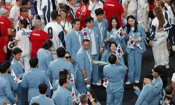 11일(현지시각) 프랑스 생드니 스타드 드 프랑스에서 열린 2024 파리 올림픽 폐회식에서 한국 선수단이 기념촬영을 하고 있다. [사진=공동취재단/뉴시스]