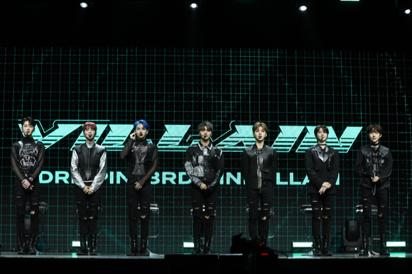그룹 드리핀이 17일 온라인으로 진행된 세 번째 미니 앨범 'Villain' 발매 기념 쇼케이스에 참석해 인사를 전하고 있다. [사진=울림엔터테인먼트]
