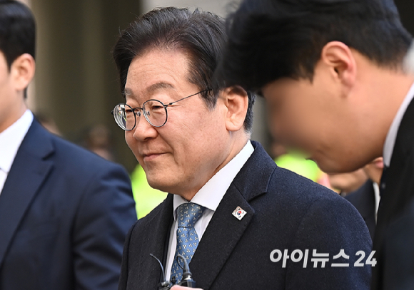 이재명 더불어민주당 대표가 26일 오후 서울고등법원에서 열린 공직선거법 위반 결심 공판에 출석하고 있다.[사진=곽영래 기자]