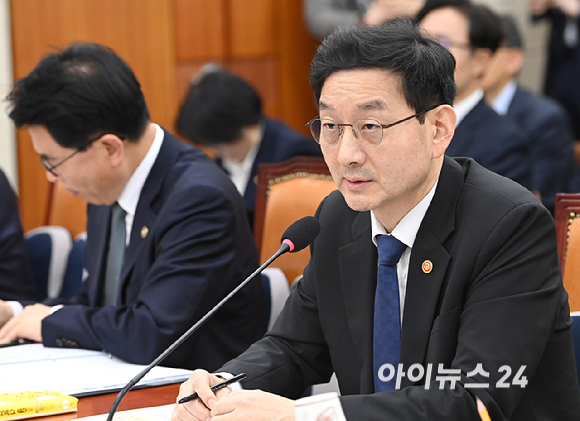 윤창렬 국무조정실장이 28일 서울 여의도 국회에서 열린 정무위원회의 국가보훈부, 국무조정실 등 국정감사에서 의원 질의에 답하고 있다.[사진=곽영래 기자]