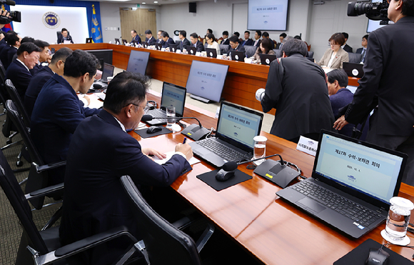 4일 용산 대통령실에서 이재명 대통령 주재로 진행된 수석보좌관회의에서 회의 초반 김남국 디지털소통비서관 자리가 비어 있다. 2025.12.4 [사진=연합뉴스]