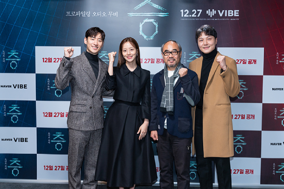 배우 이제훈, 문채원, 강신일, 임지환 감독이 16일 온라인으로 진행된 네이버 오디오 무비 '층'(감독 임지환) 제작보고회에 참석해 포즈를 취하고 있다. [사진=네이버 바이브]