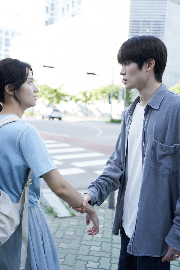 이윤석 감독이 영화 '6시간 후 너는 죽는다' 인터뷰에 앞서 포즈를 취하고 있다. [사진=㈜트리플픽쳐스]