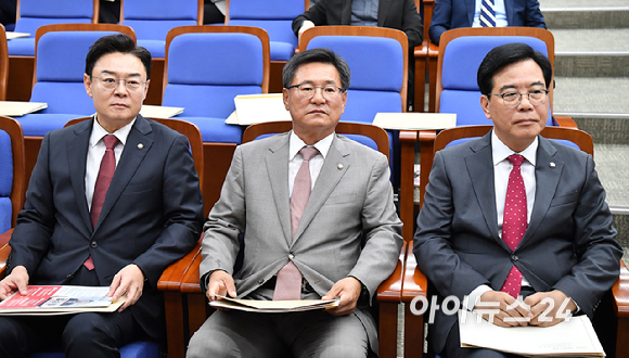 국민의힘 원내대표 선거에 출마한 김성원, 이헌승, 송언석 후보가 16일 오후 서울 여의도 국회에서 열린 원내대표 선출 의원총회에 참석하고 있다. [사진=곽영래 기자]