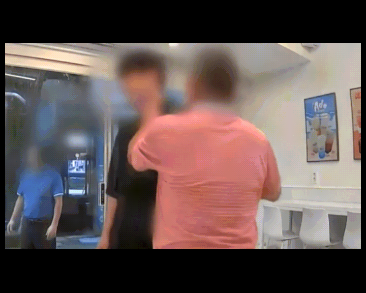 80대 노인이 가게 앞 흡연을 제지한 자영업자를 폭행하고 추행까지 한 사건이 알려졌다. [사진=JTBC '사건반장']