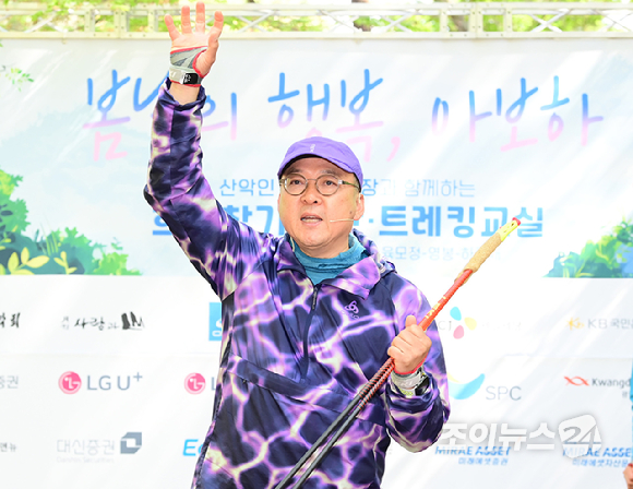26일 서울 북한산국립공원 우이분소 인근 백운천 휴게공간에서 열린 산악인 오은선 대장과 함께하는 '제11회 희망찾기 등산·트레킹 교실' 개막식을 앞두고 (왼쪽부터)오은선 대장-이순희 강북구청장-가수 고정우-박동석 조이뉴스24 사장-홍성국 더불어민주당 국가경제자문회의 의장이 기념촬영을 하고 있다. [사진=정소희 기자]