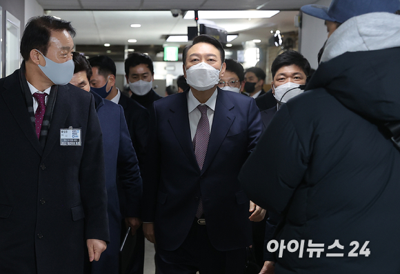 국민의힘 윤석열 대선후보가 3일 오후 서울 여의도 KBS 공개홀에서 열린 방송 3사 합동 초청 2022 대선후보 토론에 참석 하고 있다. [사진=국회사진취재단]