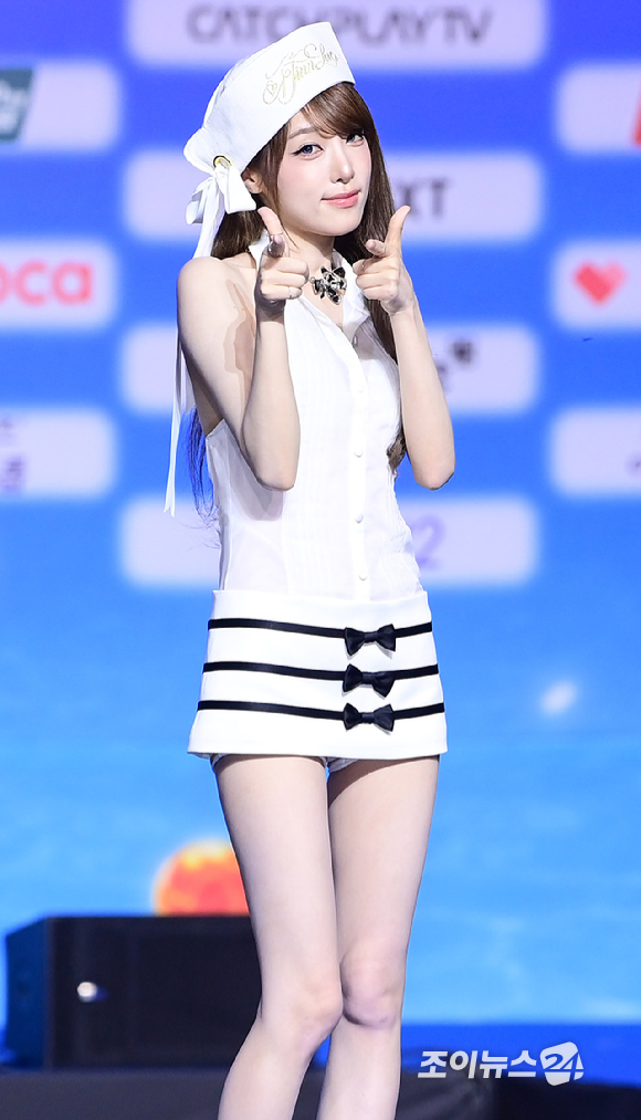 가수 최예나가 9일 오후 경기도 일산 킨텍스에서 열린 2026 SBS 가요대전 Summer 블루카펫 행사에 참석하고 있다. [사진=정소희 기자]