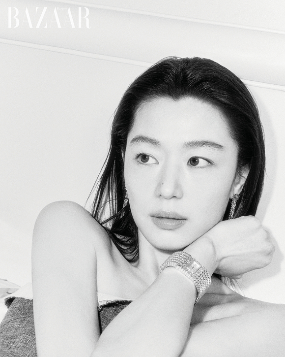 배우 전지현이 화보 촬영에서 포즈를 취하고 있다. [사진=하퍼스 바자 코리아]