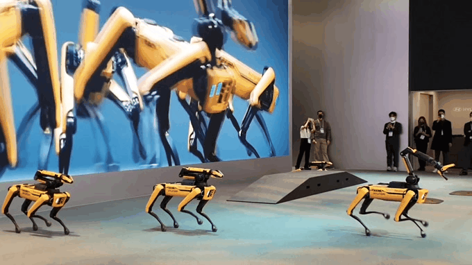 현대차 로봇개 '스폿'이 BTS 노래에 맞춰 춤추고 있는 모습 [사진=장유미 기자]
