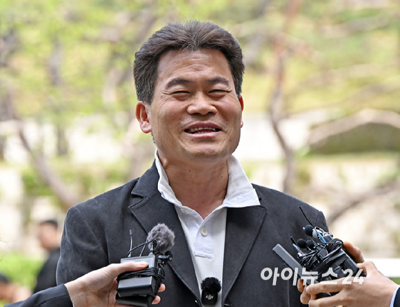 한국사 강사 출신 유튜버 전한길 씨가 16일 서울 서초구 서울중앙지방법원에서 열린 영장실질심사(구속 전 피의자 심문)에 출석하고 있다. [사진=사진공동취재단]