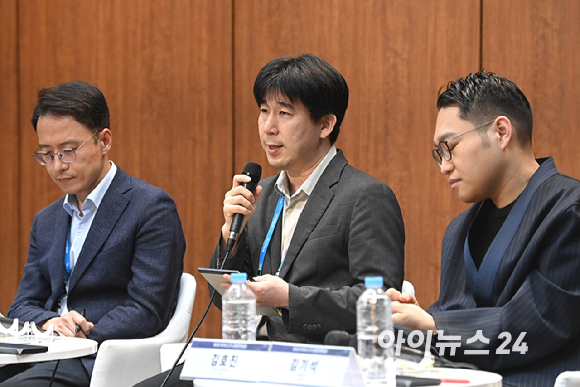 '제6회 아이뉴스24 금융정책포럼'이 '디지털자산기본법 이후, 한국 가상자산 시장의 새로운 질서'를 주제로 18일 서울 중구 은행회관 국제회의실에서 열렸다. 조재우 한성대학교 사회과학부 부교수(한성대블록체인연구소장)가 패널토론에 참석해 발언하고 있다. [사진=곽영래 기자]
