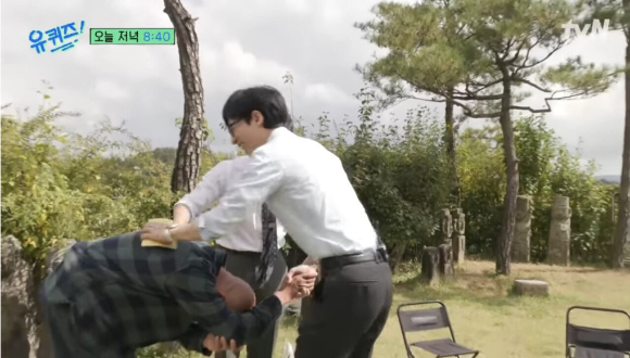 지난 19일 방송된 tvN '유퀴즈 온 더 블락'에서 웹툰 작가 주호민이 MC 유재석에게 90도로 인사하고 있다. [사진=tvN '유퀴즈 온 더 블락' 방송 화면 캡처.]