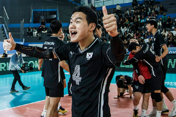 김장빈 수성고 감독이 이끌고 있는 남자유스배구대표팀이 FIVB 주최 2023 세계유스남자배구선수권대회에서 미국을 꺾고 3위를 차지했다. 한국 선수들이 승리를 확정한 뒤 환호하고 있다. [사진=국제배구연맹(FIVB)]