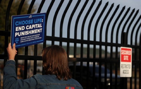 사형수의 총살형 집행을 앞두고 교도소 밖에서 사형 폐지 시위를 벌이는 미국 시민. [사진=로이터/연합뉴스]