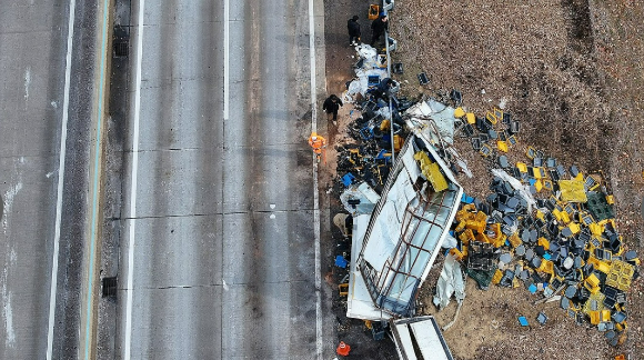 10일 경북 상주시 서산영덕고속도로에서 발생한 다중 추돌사고로 다수 사상자가 발생한 가운데, 사고로 부서진 화물차를 관계자들이 수습하고 있다. 2026.1.10 [사진=연합뉴스 ]