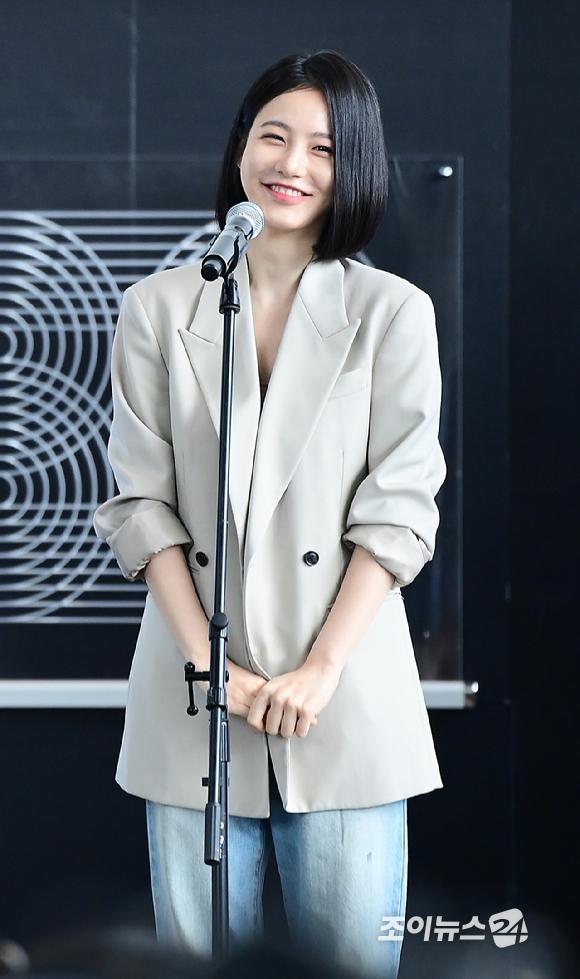 배우 신예은이 18일 부산광역시 해운대구 우동 영화의 전당에서 열린 제30회 부산국제영화제(BIFF) 디즈니+ 시리즈 '탁류' 야외무대인사 행사에 참석하고 있다. [사진=정소희 기자]