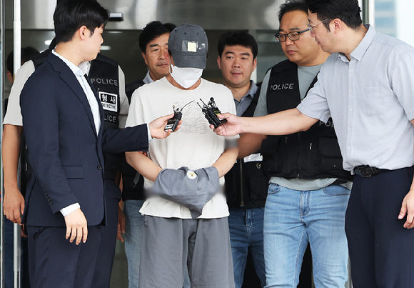 지난 11일 인천에서 틱토커인 20대 여성 B씨를 폭행하고 살해해 살인 및 사체유기 혐의로 구속영장이 청구된 A씨가 16일 구속 전 피의자 심문(영장실질심사)에 출석하기 위해 경기도 용인동부경찰서에서 나오고 있다. 2025.9.16 [사진=연합뉴스]