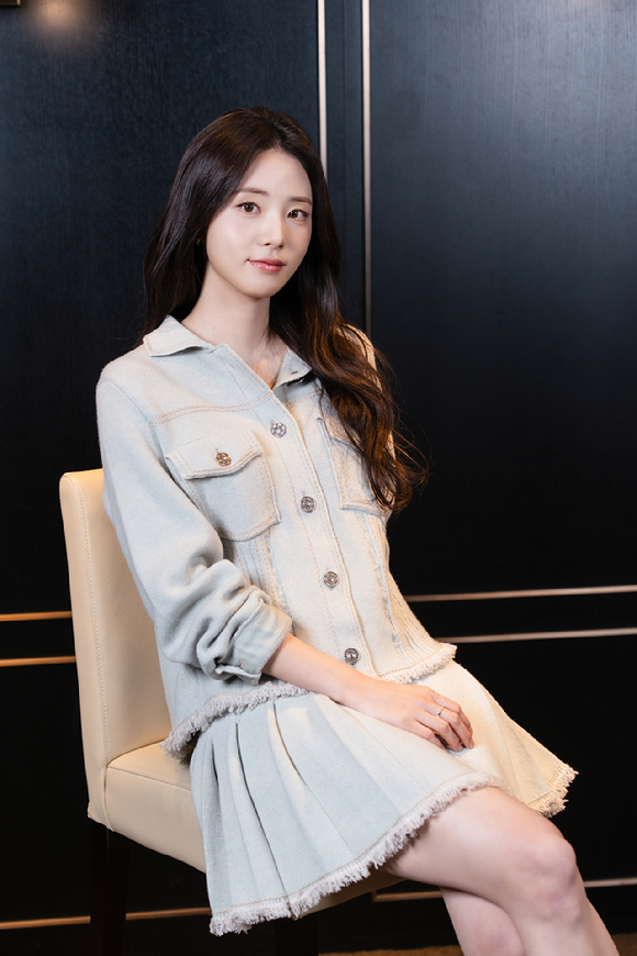 배우 신시아가 영화 '오늘 밤, 세계에서 이 사랑이 사라진다 해도'(오세이사) 인터뷰에 앞서 포즈를 취하고 있다. [사진=(주)바이포엠스튜디오]