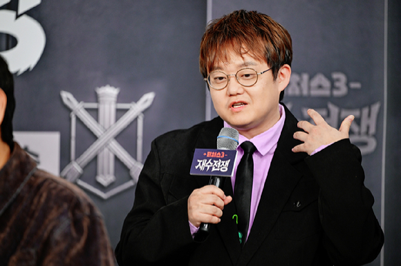'티처스3: 재수전쟁' 출연자들과 김승훈 CP [사진=채널A]