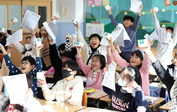 22일 대구 수성구 대구 동성초등학교 3학년 교실에서 학생들이 겨울방학 안내문을 흔들며 즐거워하고 있다. 위 사진은 기사 내용과 무관함. [사진=뉴시스]