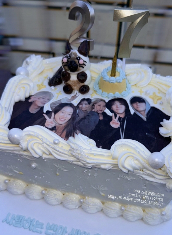 연예계 동료들이 고 문빈의 생일을 축하하기 위한 케이크를 공개했다. [사진=엄지 인스타그램]