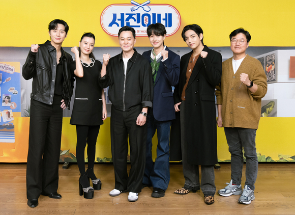 배우 박서준-정유미-이서진-최우식-김태형(방탄소년단 뷔)-나영석 PD가 22일 오전 온라인으로 진행된 tvN 새 예능 '서진이네' 제작발표회에 참석하고 있다. [사진=tvN]