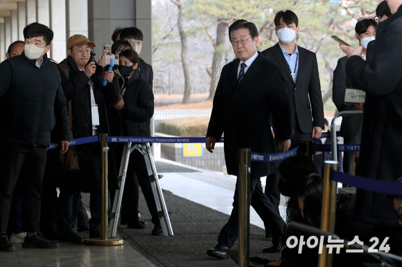 이재명 더불어민주당 대표가 위례 신도시·대장동 개발 특혜 의혹 사건 관련 2차 검찰 조사를 받기 위해 10일 오전 서울 서초구 서울중앙지방검찰청에 출석하고 있다. [사진=김성진 기자]