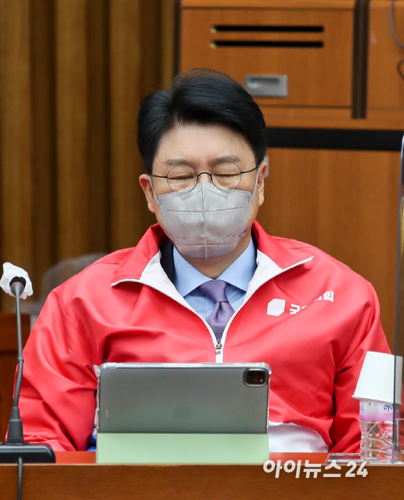 음주 교통사고를 내고 운전자를 바꿔치기한 혐의로 기소된 가수 장용준 씨가 지난 2020년 5월7일 오후 서울 마포구 서울서부지방법원에서 열린 선고 공판에 출석하고 있다.