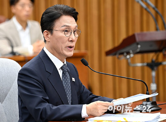 김민석 국무총리 후보자가 24일 서울 여의도 국회에서 열린 국무총리(김민석) 임명동의안 심사를 위한 인사청문회에서 의원 질의에 답변하고 있다. [사진=곽영래 기자]